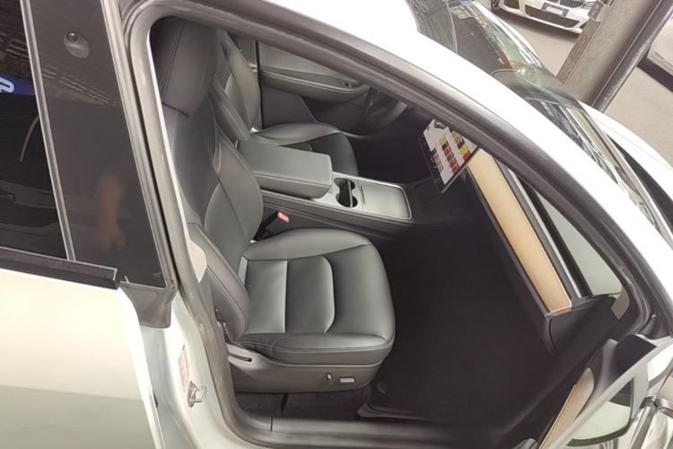 Used Tesla Model Y 2021 Standard Range Rear-Wheel Drive Version Right Front Seat