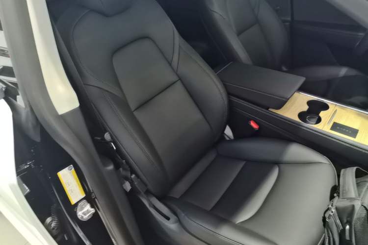 Used Tesla Model Y 2021 Standard Range Rear-Wheel Drive Version Right Front Seat