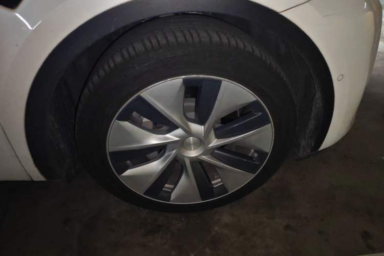 Used Tesla Model Y 2021 Long-Range All-Wheel-Drive Version Right Front Wheel Hub