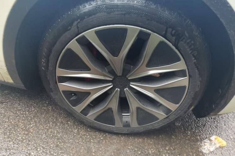 Used Tesla Model Y 2021 Performance High-Performance All-Wheel-Drive Version Right Front Wheel Hub
