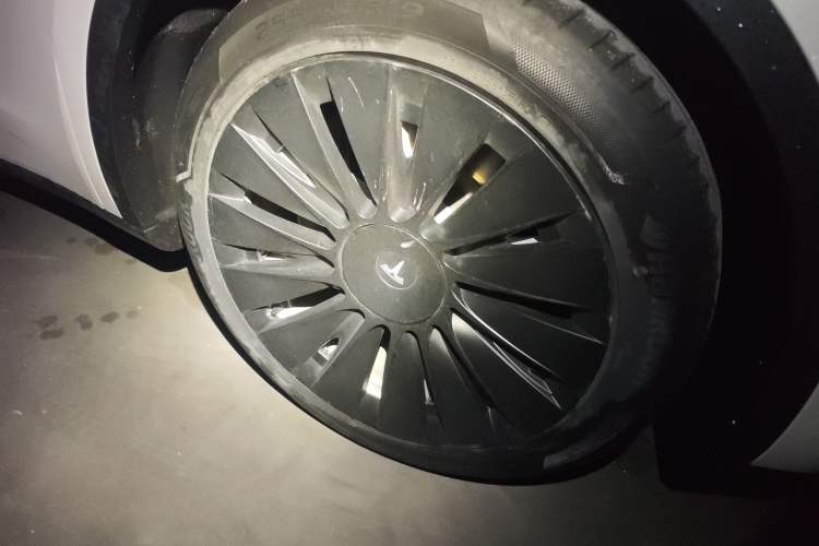 Used Tesla Model Y 2021 Standard Range Rear-Wheel Drive Version Right Front Wheel Hub