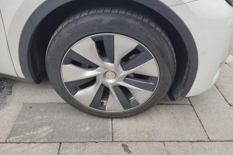 Used Tesla Model Y 2021 Long-Range All-Wheel-Drive Version Right Front Wheel Hub