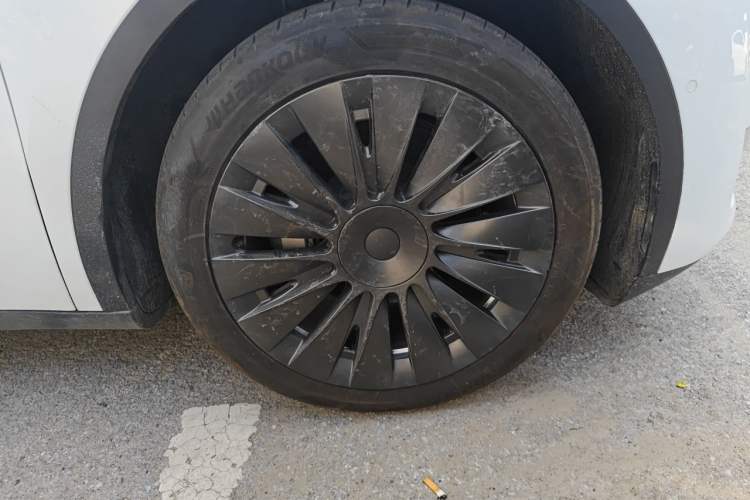 Used Tesla Model Y 2021 Standard Range Rear-Wheel Drive Version Right Front Wheel Hub