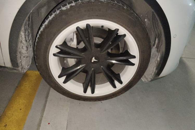 Used Tesla Model Y 2021 Standard Range Rear-Wheel Drive Version Right Front Wheel Hub