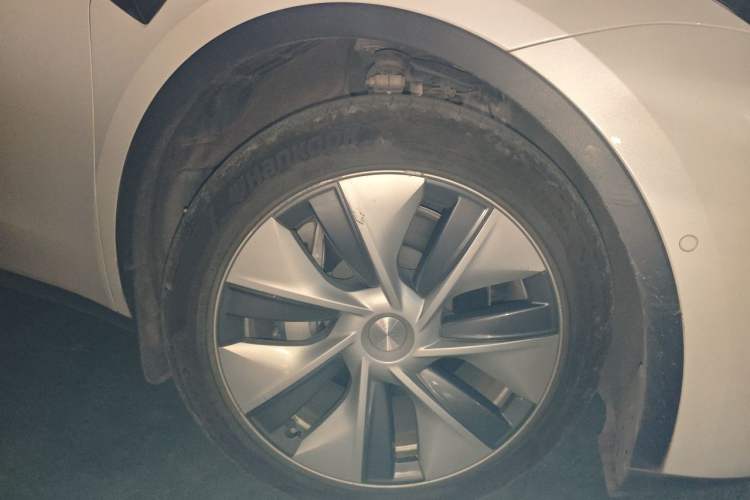 Used Tesla Model Y 2021 Standard Range Rear-Wheel Drive Version Right Front Wheel Hub