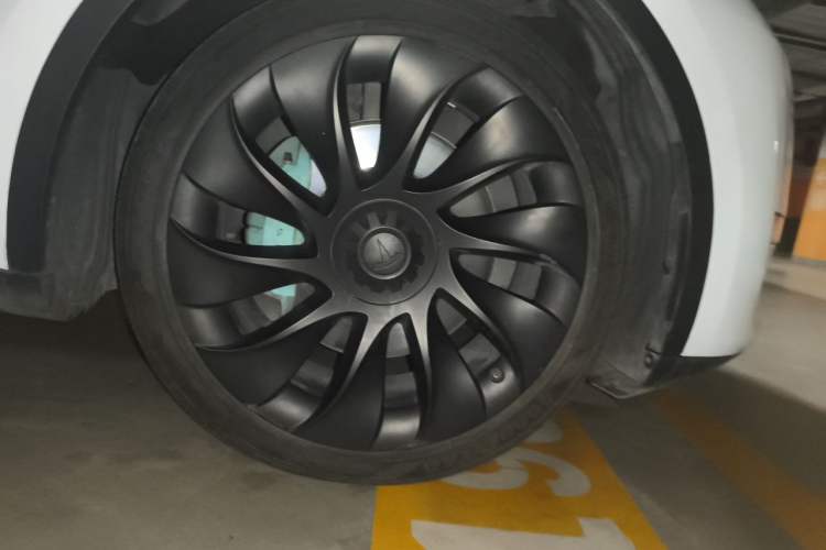 Used Tesla Model Y 2021 Standard Range Rear-Wheel Drive Version Right Front Wheel Hub