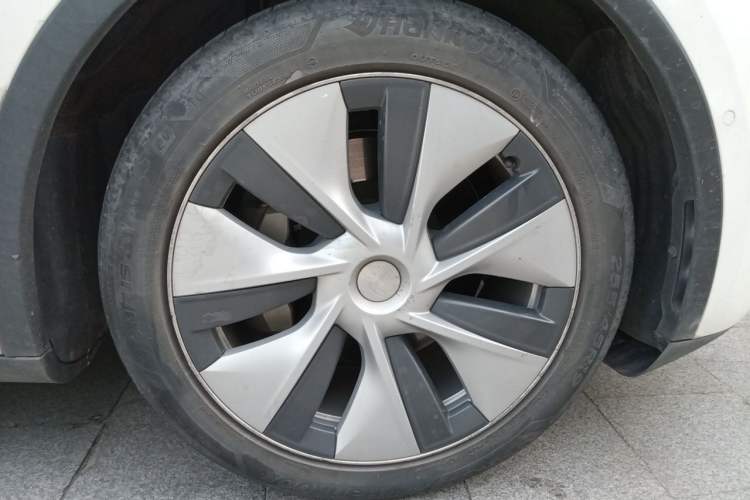 Used Tesla Model Y 2021 Standard Range Rear-Wheel Drive Version Right Front Wheel Hub