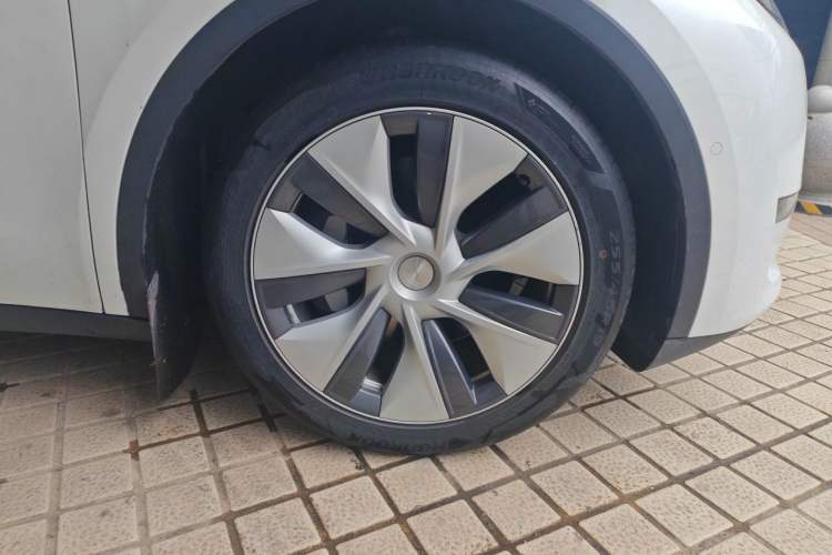 Used Tesla Model Y 2021 Standard Range Rear-Wheel Drive Version Right Front Wheel Hub