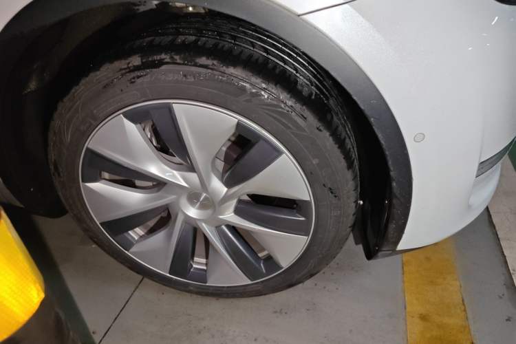 Used Tesla Model Y 2021 Standard Range Rear-Wheel Drive Version Right Front Wheel Hub