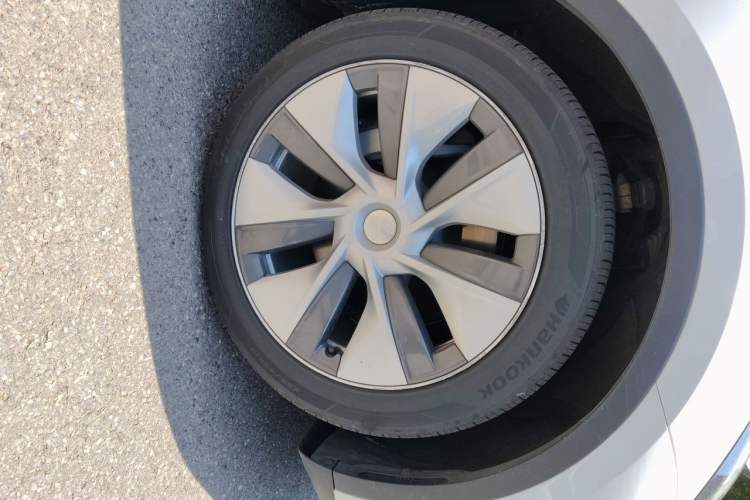 Used Tesla Model Y 2021 Standard Range Rear-Wheel Drive Version Right Front Wheel Hub