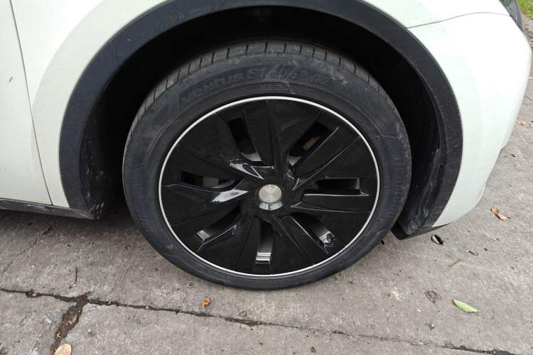 Used Tesla Model Y 2021 Long-Range All-Wheel-Drive Version Right Front Wheel Hub