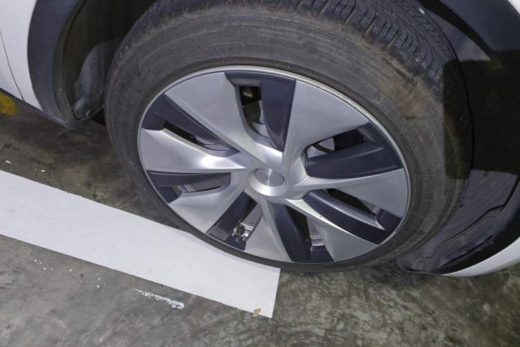 Used Tesla Model Y 2021 Standard Range Rear-Wheel Drive Version Right Front Wheel Hub
