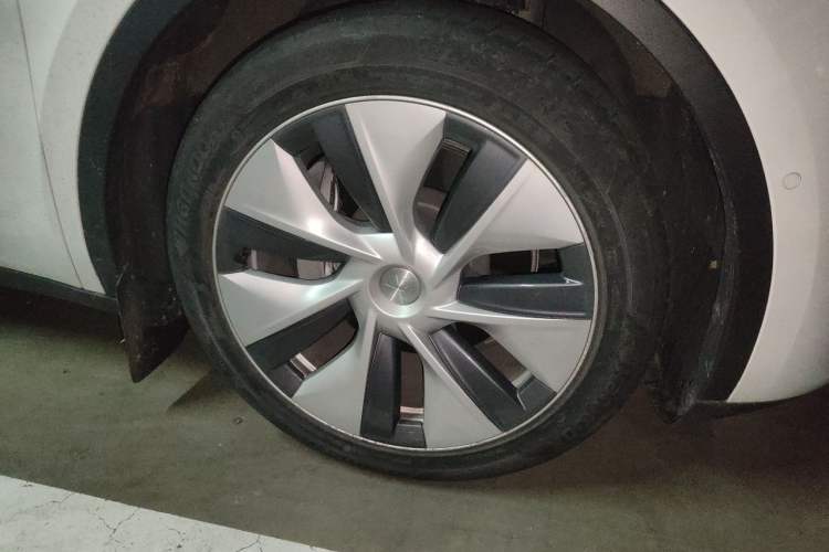 Used Tesla Model Y 2021 Standard Range Rear-Wheel Drive Version Right Front Wheel Hub
