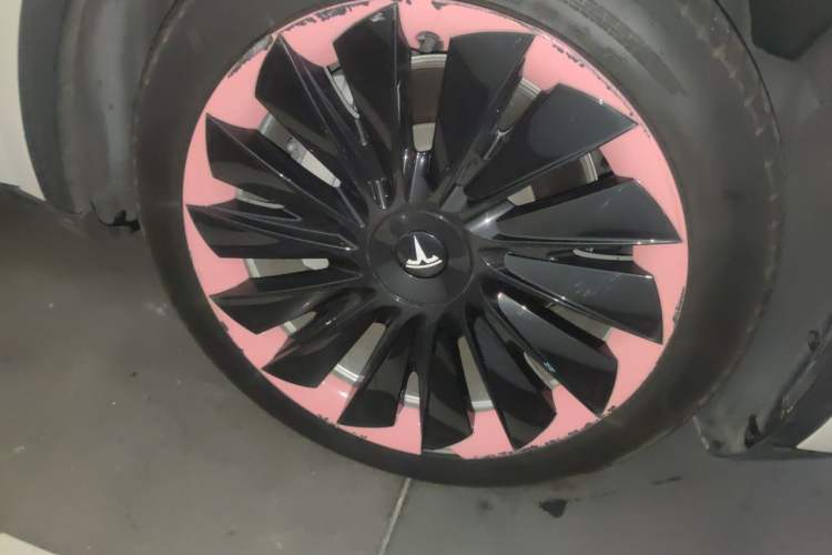 Used Tesla Model Y 2021 Standard Range Rear-Wheel Drive Version Right Front Wheel Hub