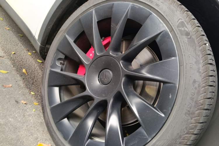 Used Tesla Model Y 2021 Standard Range Rear-Wheel Drive Version Right Front Wheel Hub