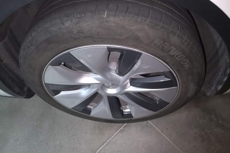 Used Tesla Model Y 2021 Standard Range Rear-Wheel Drive Version Right Front Wheel Hub