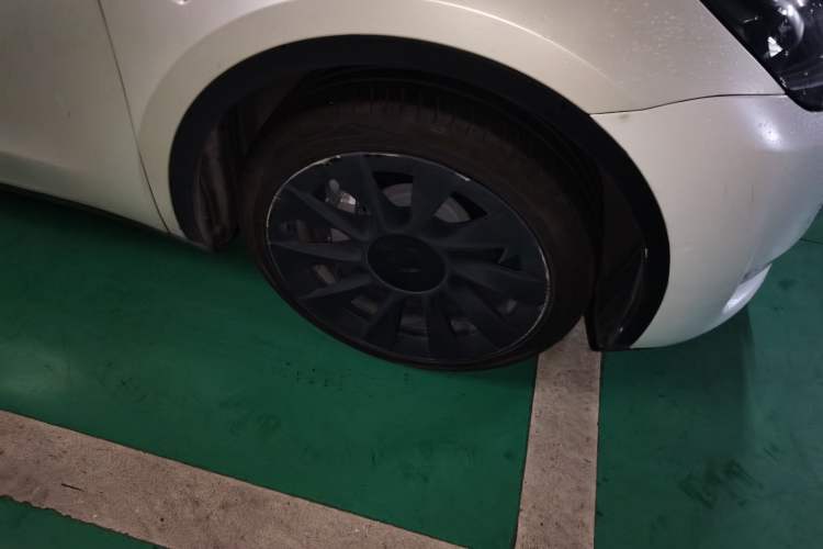 Used Tesla Model Y 2021 Standard Range Rear-Wheel Drive Version Right Front Wheel Hub