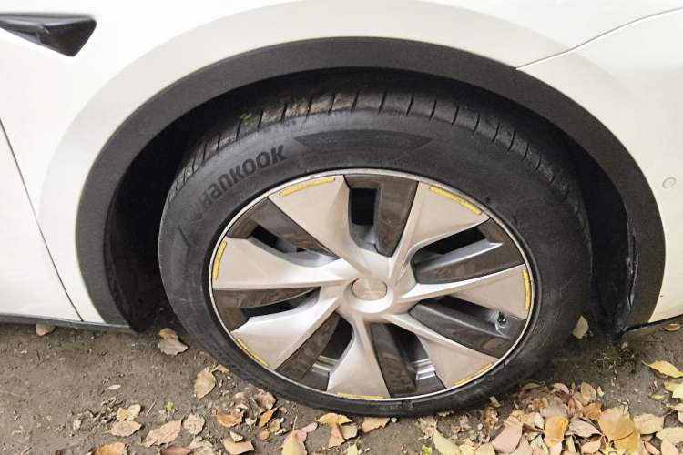Used Tesla Model Y 2021 Standard Range Rear-Wheel Drive Version Right Front Wheel Hub