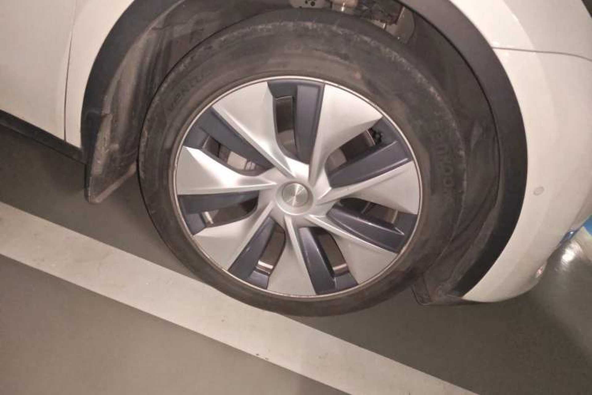 Used Tesla Model Y 2021 Standard Range Rear-Wheel Drive Version Right Front Wheel Hub
