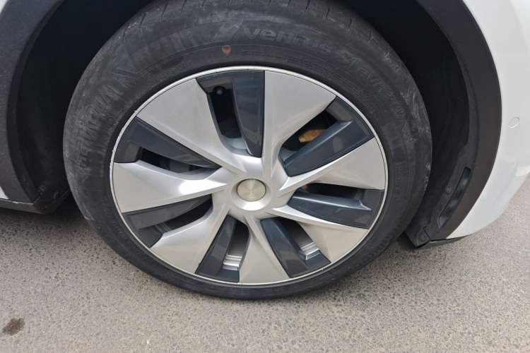 Used Tesla Model Y 2021 Standard Range Rear-Wheel Drive Version Right Front Wheel Hub