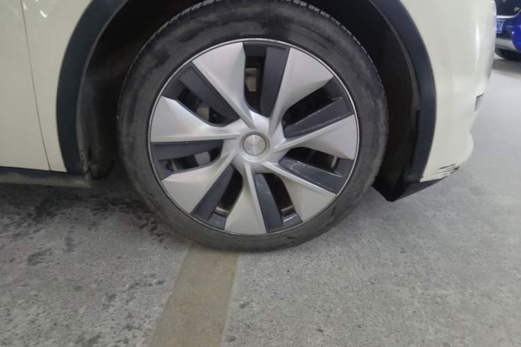 Used Tesla Model Y 2021 Standard Range Rear-Wheel Drive Version Right Front Wheel Hub