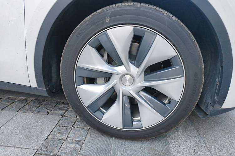 Used Tesla Model Y 2021 Standard Range Rear-Wheel Drive Version Right Front Wheel Hub