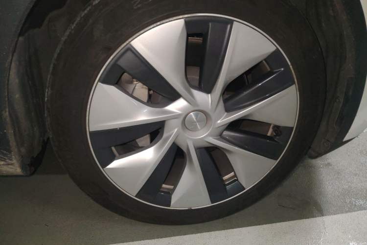 Used Tesla Model Y 2021 Standard Range Rear-Wheel Drive Version Right Front Wheel Hub