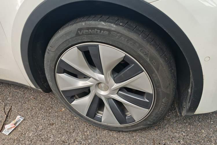 Used Tesla Model Y 2021 Standard Range Rear-Wheel Drive Version Right Front Wheel Hub