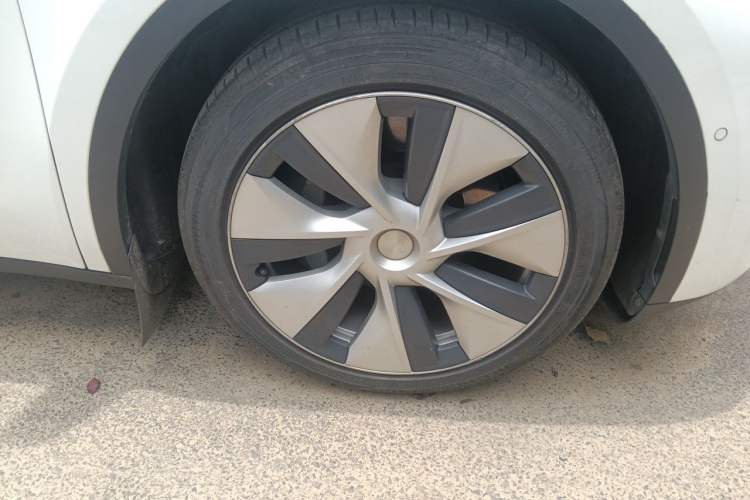 Used Tesla Model Y 2021 Long-Range All-Wheel-Drive Version Right Front Wheel Hub