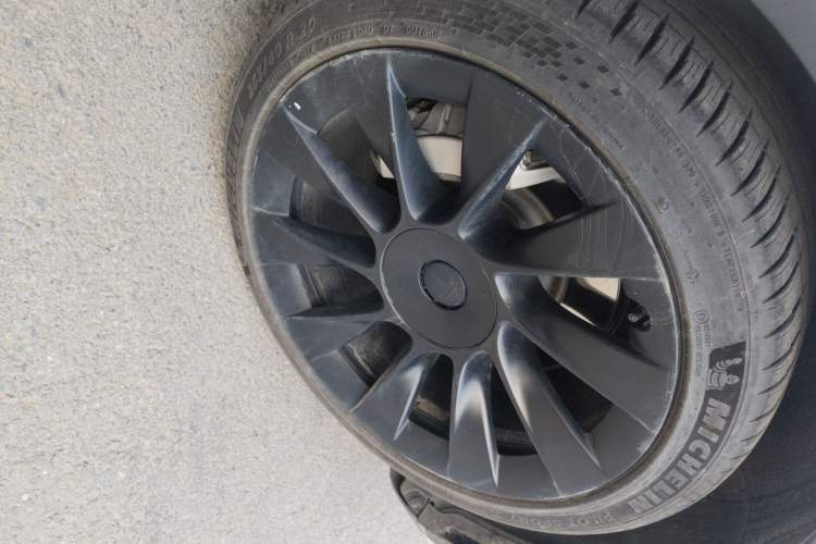 Used Tesla Model Y 2021 Long-Range All-Wheel-Drive Version 3D7 Right Front Wheel Hub