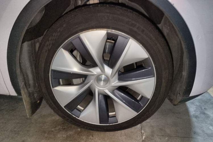 Used Tesla Model Y 2021 Standard Range Rear-Wheel Drive Version Right Front Wheel Hub