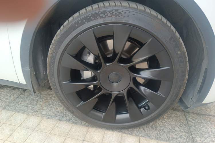Used Tesla Model Y 2021 Long-Range All-Wheel-Drive Version 3D7 Right Front Wheel Hub