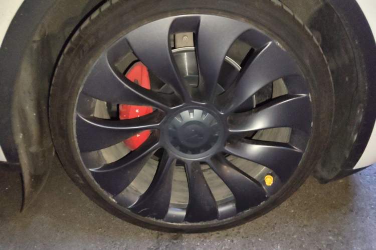Used Tesla Model Y 2021 Performance High-Performance All-Wheel-Drive Version Right Front Wheel Hub