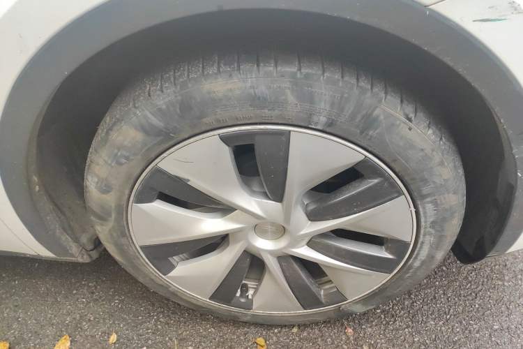 Used Tesla Model Y 2021 Standard Range Rear-Wheel Drive Version Right Front Wheel Hub
