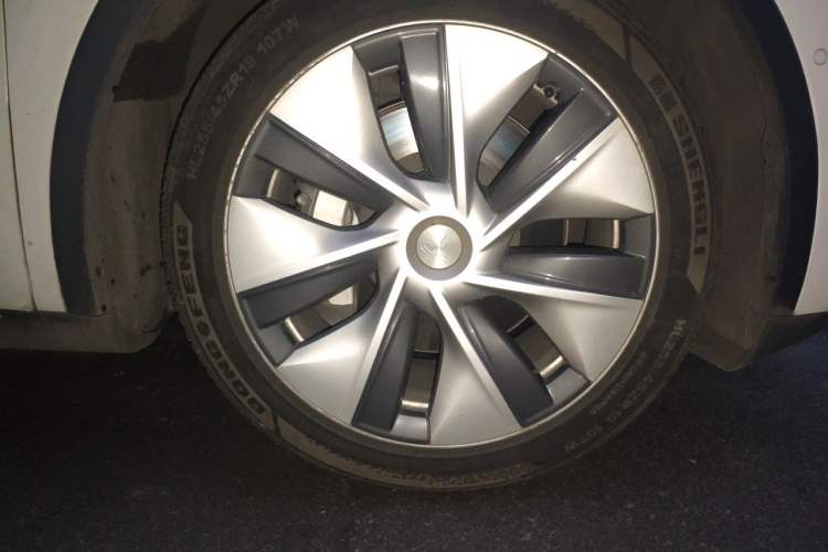 Used Tesla Model Y 2021 Long-Range All-Wheel-Drive Version Right Front Wheel Hub