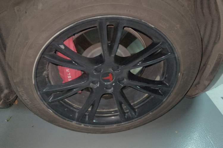 Used Tesla Model Y 2021 Long-Range All-Wheel-Drive Version Right Front Wheel Hub
