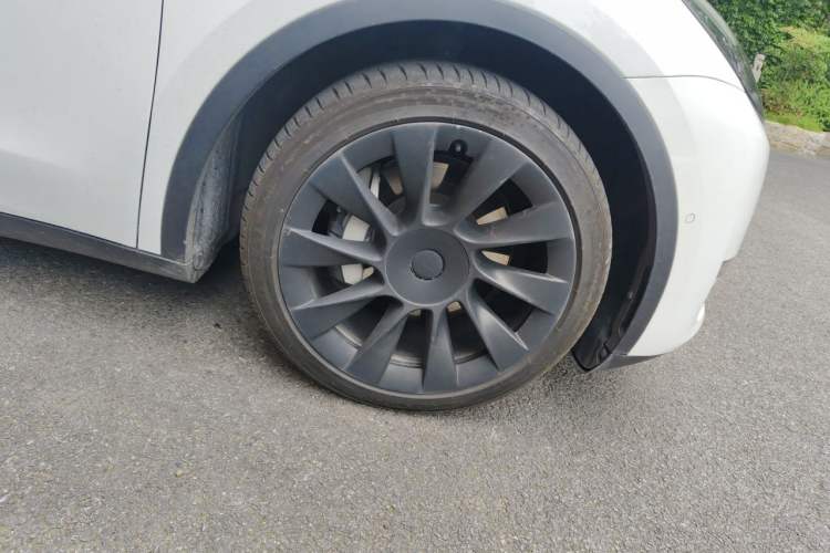 Used Tesla Model Y 2021 Long-Range All-Wheel-Drive Version Right Front Wheel Hub