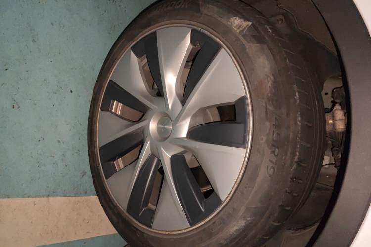 Used Tesla Model Y 2021 Standard Range Rear-Wheel Drive Version Right Front Wheel Hub