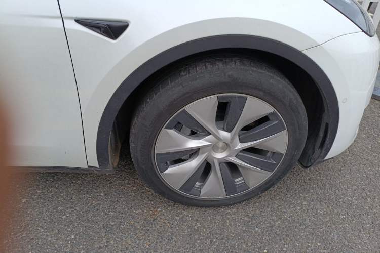 Used Tesla Model Y 2021 Long-Range All-Wheel-Drive Version 3D7 Right Front Wheel Hub