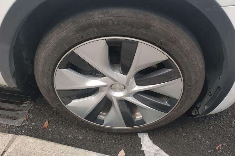 Used Tesla Model Y 2021 Long-Range All-Wheel-Drive Version 3D7 Right Front Wheel Hub