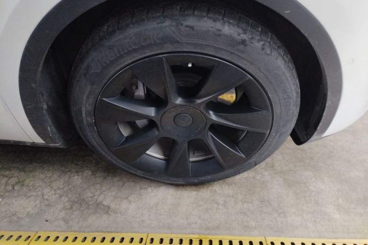 Used Tesla Model Y 2021 Standard Range Rear-Wheel Drive Version Right Front Wheel Hub