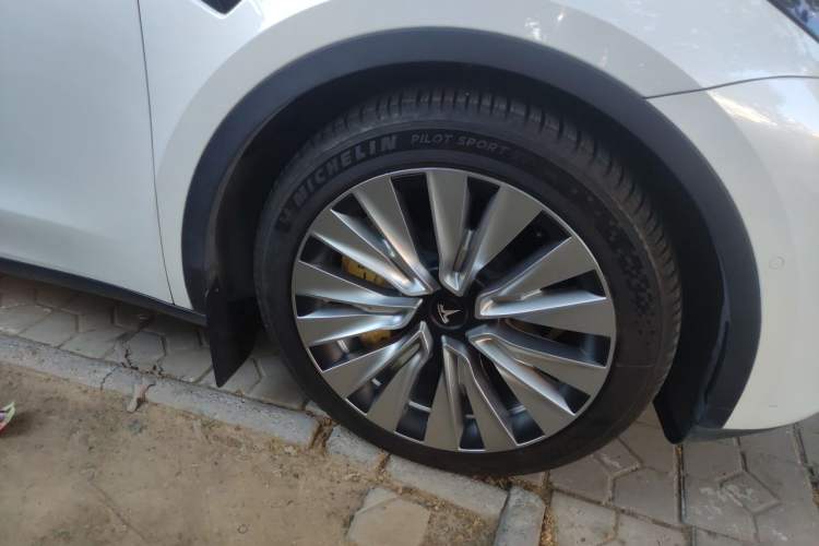Used Tesla Model Y 2021 Standard Range Rear-Wheel Drive Version Right Front Wheel Hub