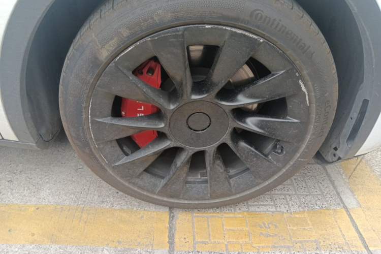 Used Tesla Model Y 2021 Standard Range Rear-Wheel Drive Version Right Front Wheel Hub