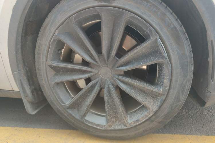 Used Tesla Model Y 2021 Long-Range All-Wheel-Drive Version Right Front Wheel Hub