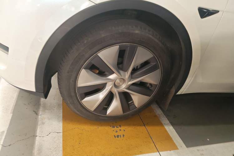 Used Tesla Model Y 2021 Standard Range Rear-Wheel Drive Version Right Front Wheel Hub