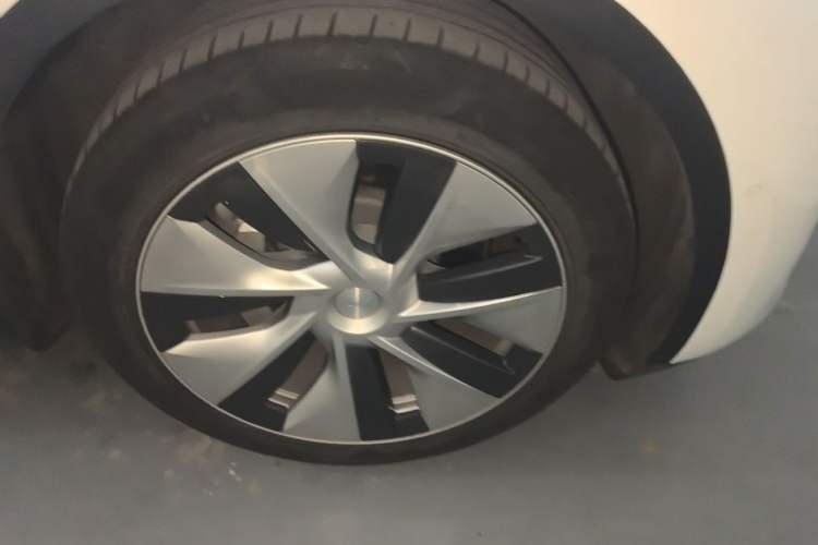 Used Tesla Model Y 2021 Long-Range All-Wheel-Drive Version Right Front Wheel Hub