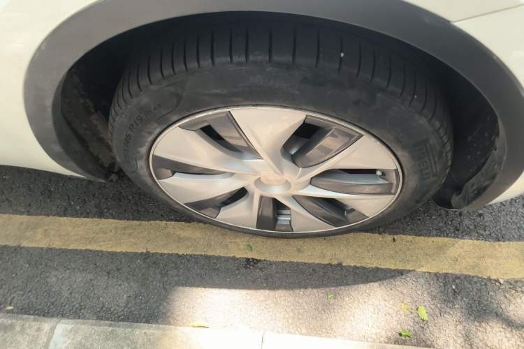 Used Tesla Model Y 2021 Standard Range Rear-Wheel Drive Version Right Front Wheel Hub