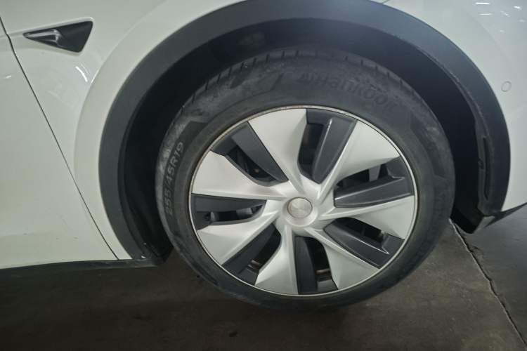 Used Tesla Model Y 2021 Standard Range Rear-Wheel Drive Version Right Front Wheel Hub