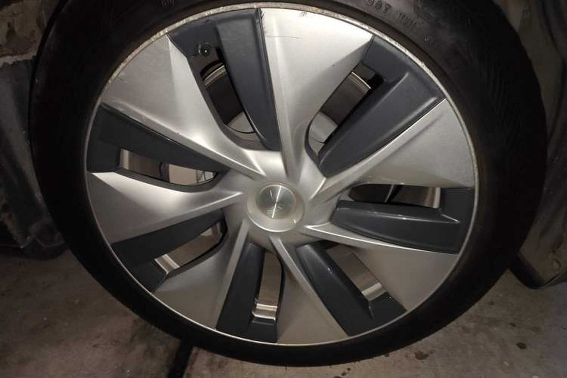 Used Tesla Model Y 2021 Standard Range Rear-Wheel Drive Version Right Front Wheel Hub