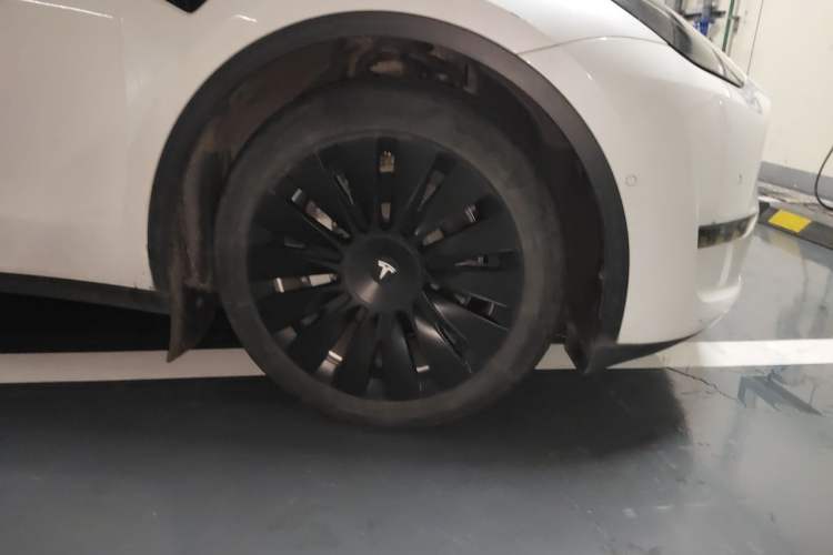 Used Tesla Model Y 2021 Standard Range Rear-Wheel Drive Version Right Front Wheel Hub